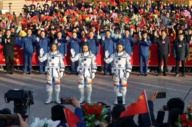 Ba phi hành gia Tang Hongbo, Tang Shengjie và Jiang Xinlin trước khi lên tàu vào vũ trụ - Ảnh: REUTERS