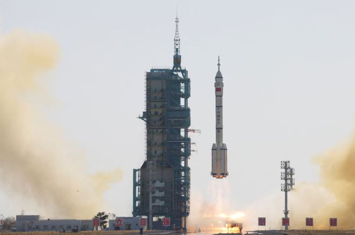 Tên lửa đẩy Trường Chinh-2F mang theo tàu vũ trụ Thần Châu-17 cất cánh từ Trung tâm phóng vệ tinh Tửu Tuyền sáng 26-10 - Ảnh: REUTERS