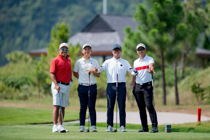 Từ trái sang: Carl Sahetapy - GĐ ECCO Khu vực Châu Á TBD, golfer trẻ nghiệp dư số 1 Việt Nam Nguyễn Anh Minh, nhà vô địch Quốc Gia Nguyễn Nhất Long, PGA Phạm Minh Đức