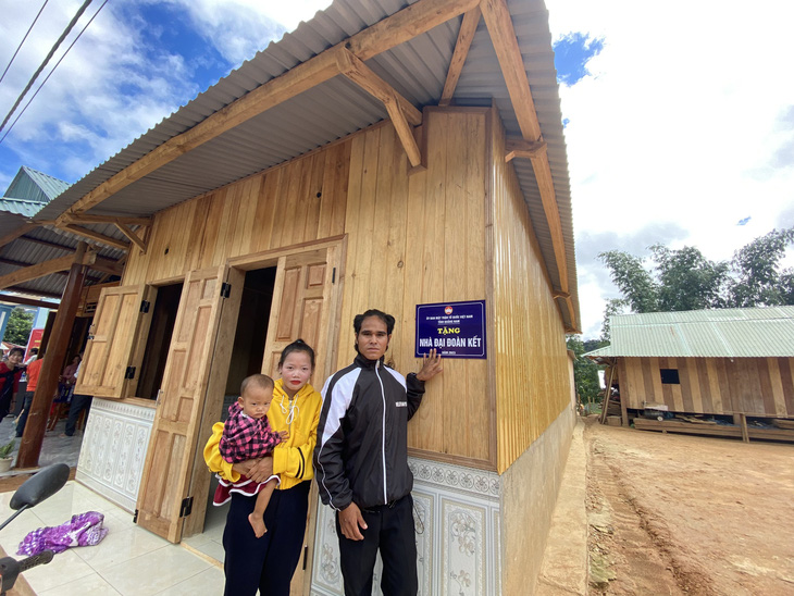 Tỉnh Quảng Nam sẽ dành hơn 400 tỉ đồng để hỗ trợ người dân xóa nhà tạm, nhà dột nát. Trong ảnh: trao nhà đại đoàn kết cho người dân miền núi - Ảnh: LÊ TRUNG