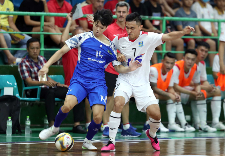 CLB Thái Sơn Nam TP.HCM (áo trắng) và Sahako ở Giải futsal vô địch quốc gia 2023 - Ảnh: N.K