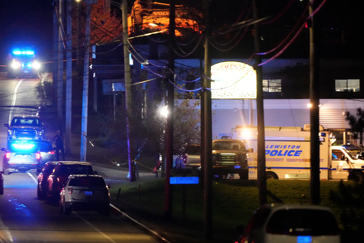 Cảnh sát tại một trong những hiện trường ở Lewiston, Maine, nơi xảy ra xả súng tối 25-10 - Ảnh AP