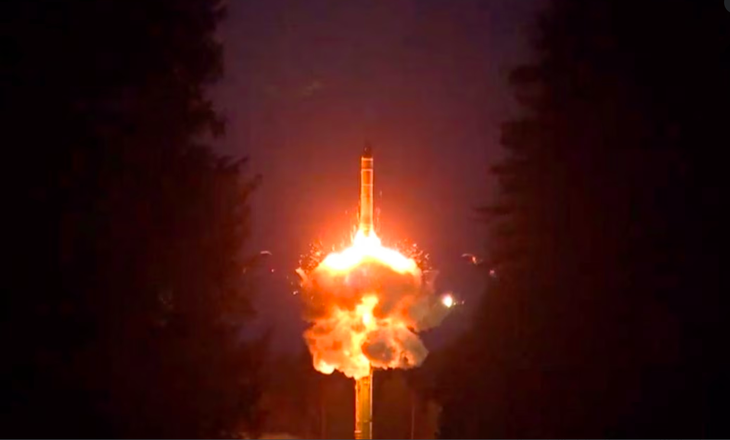 Ảnh chụp từ video của Bộ Quốc phòng Nga cho thấy tên lửa đạn đạo xuyên lục địa Yars của Nga được phóng tại sân bay vũ trụ Plesetsk trong cuộc tập trận quân sự của Nga ngày 25-10 - Ảnh: REUTERS
