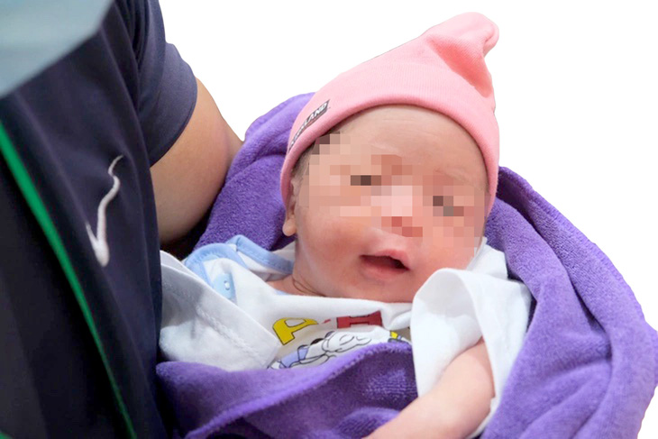 Trẻ sơ sinh được các bác sĩ Bệnh viện Hùng Vương cứu sống do thai phụ mắc phải hội chứng nhau cài răng lược - Ảnh: BVCC