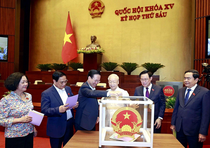 Tổng bí thư Nguyễn Phú Trọng và các lãnh đạo Đảng, Nhà nước bỏ phiếu kín lấy phiếu tín nhiệm vào ngày 25-10 - Ảnh: TTXVN