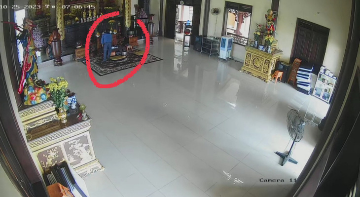 Camera an ninh của chùa Bảo Quang ghi lại cảnh người chồng vào trộm tiền công đức của chùa - Ảnh: CACC