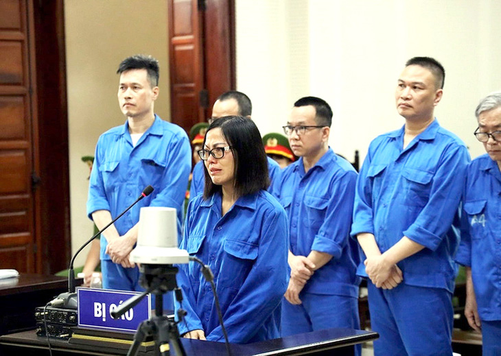 Bị cáo Nguyễn Thị Thu Phương - cựu trưởng bộ phận thư ký tài chính Công ty AIC - vẫn một mực kêu oan, khóc nghẹn lúc được nói lời sau cùng trước khi tòa nghị án - Ảnh: N.HIẾU