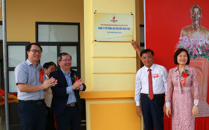 Nghi thức gắn biển công trình nhà học 3 tầng 12 phòng học và các hạng mục phụ trợ Trường tiểu học và THCS xã Minh Tân