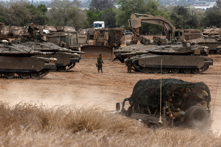 Xe tăng Israel tập trung ở biên giới của Israel giáp với Dải Gaza ngày 9-10 - Ảnh: REUTERS