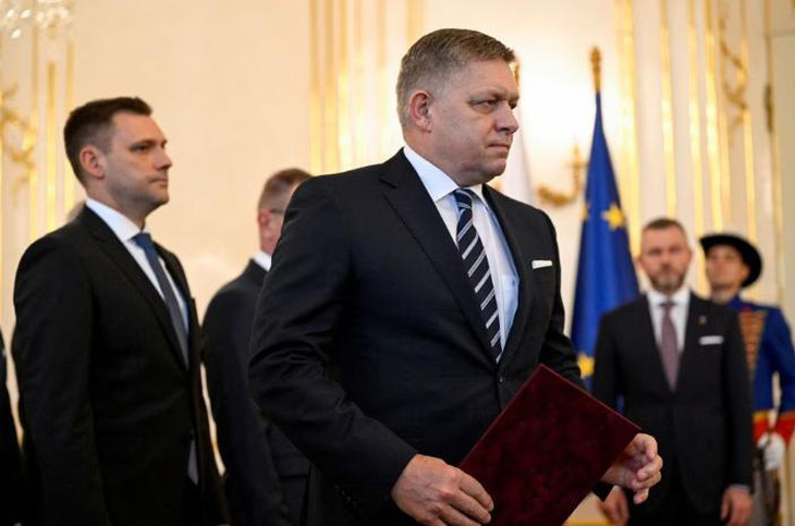 Tân thủ tướng của Slovakia, ông Robert Fico, tham dự lễ nhậm chức của nội các mới tại Phủ Tổng thống ở Bratislava, Slovakia, ngày 25-10 - Ảnh: REUTERS