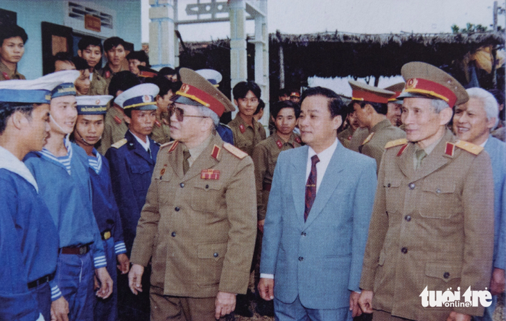 Đại tướng Đoàn Khuê - hàng đầu, thứ 3 từ phải sang - thăm cán bộ, chiến sĩ đảo Cồn Cỏ, Quảng Trị, tháng 1-1995 - Ảnh tư liệu