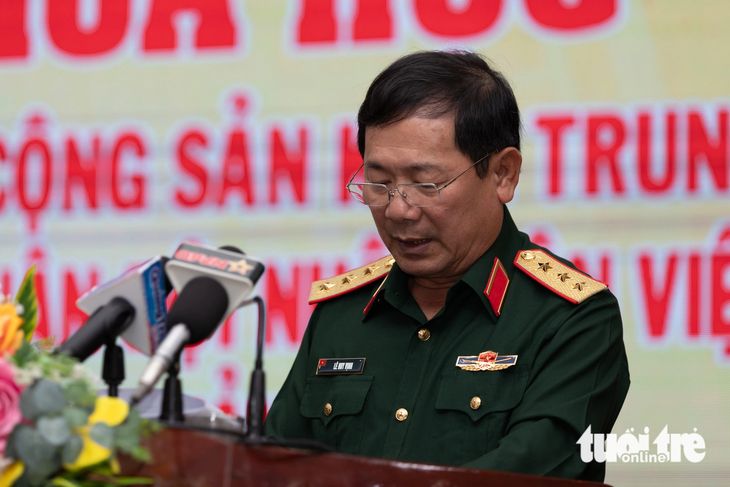 Thượng tướng Lê Huy Vịnh - thứ trưởng Bộ Quốc phòng phát biểu tại hội thảo - Ảnh: HOÀNG TÁO