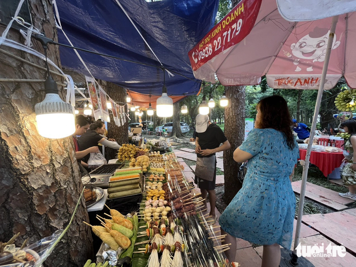 Các gian hàng món ăn đường phố lấn át ẩm thực truyền thống ở hội chợ ẩm thực Việt - Ảnh: HẢI KIM