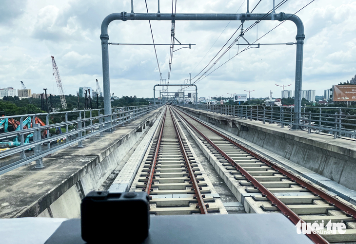 Trong ảnh là đường ray trên cao của tuyến metro số 1 (đoạn qua TP Thủ Đức, TP.HCM), góc nhìn từ đầu máy nơi điều khiển cả đoàn tàu - Ảnh: CHÂU TUẤN