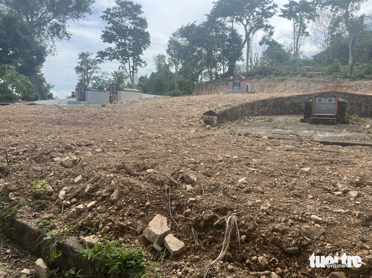 Hiện trường trên núi Bình San bị đơn vị thi công nhà dưỡng lão lấy đất bán làm thất lạc nhiều mộ cổ