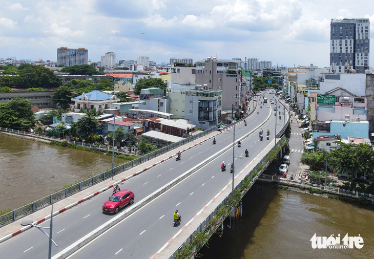 Trong ảnh là hướng nhìn từ cầu Kinh (nối liền đường Xô Viết Nghệ Tĩnh) về bán đảo Bình Quới - Thanh Đa (quận Bình Thạnh, TP.HCM) - Ảnh: CHÂU TUẤN