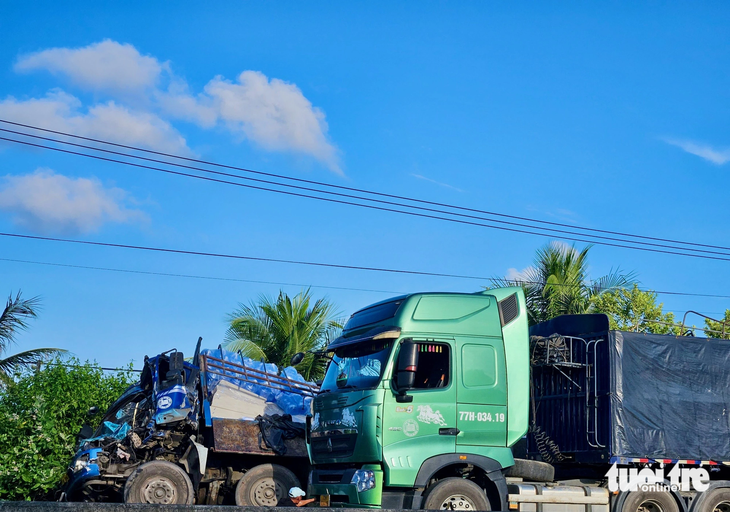 Hiện trường đầu xe tải vỡ nát, lật nghiêng - Ảnh: MINH CHIẾN