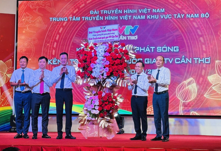 Lãnh đạo Đài truyền hình Việt Nam chúc mừng tập thể cán bộ, phóng viên, biên tập viên VTV Cần Thơ - Ảnh: H.T.DŨNG