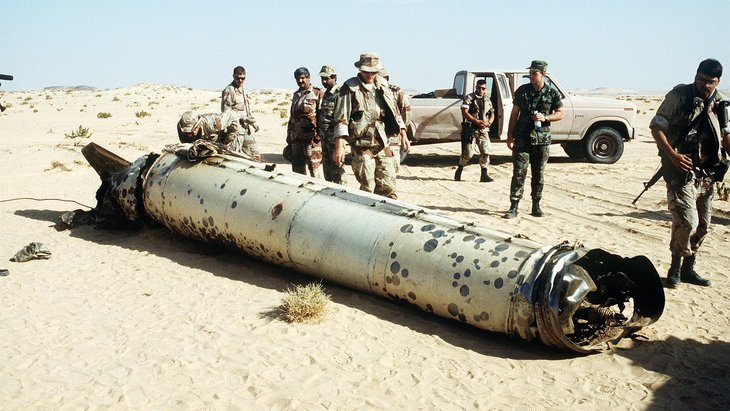 Đuôi tên lửa Scud của Iraq bị tên lửa phòng không chiến thuật MIM-104 Patriot bắn hạ trong chiến dịch Bão sa mạc năm 1991 - Ảnh: Bộ Quốc phòng Mỹ