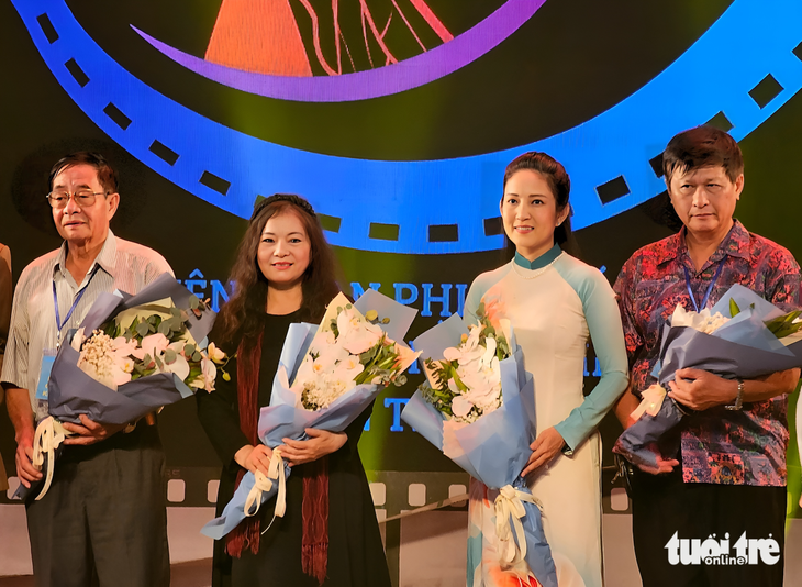 Một số thành viên hội đồng nghệ thuật chung khảo của liên hoan phim, trong đó có bà Nguyễn Thị Thanh Thúy - phó giám đốc Sở Văn hóa và Thể thao TP.HCM - Ảnh: MI LY