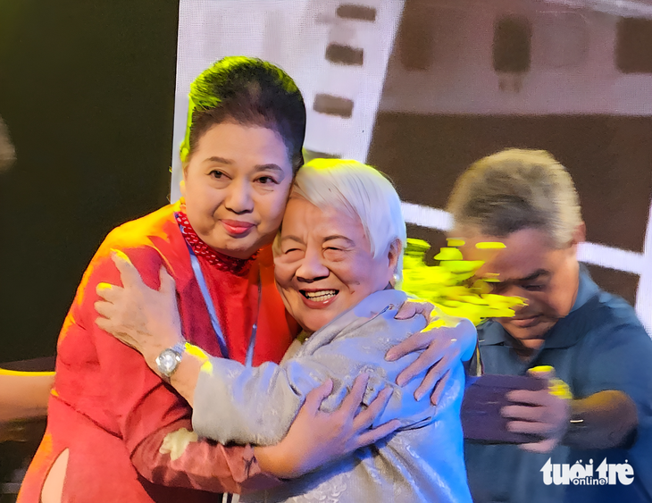 Trưởng ban tổ chức liên hoan phim Dương Cẩm Thúy ôm đạo diễn Xuân Phượng sau bài phát biểu xúc động của bà - Ảnh: MI LY