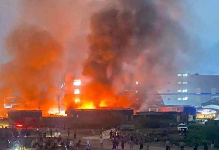 Hiện trường vụ cháy gần Khu công nghiệp Quang Châu, Bắc Giang - Ảnh: MXH