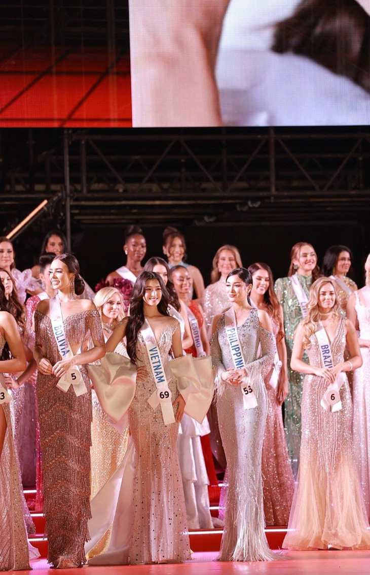 Sân khấu chung kết Miss International được ví như sự kiện thiếu kinh phí vì hạn chế ánh sáng, nhỏ hẹp