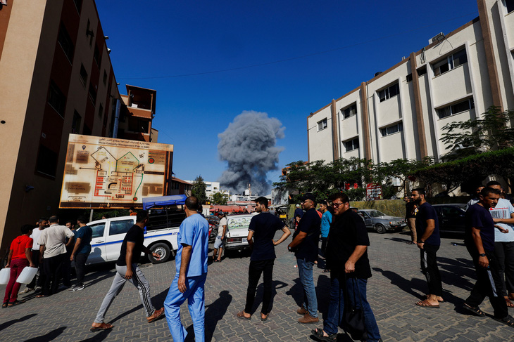 Khói bốc lên ở thành phố Khan Younis, phía Nam Dải Gaza, sau đợt không kích của Israel ngày 26-10 - Ảnh: REUTERS