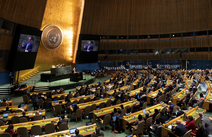 Đại sứ Israel tại Liên Hiệp Quốc Gilad Erdan phát biểu trước Đại hội đồng ngày 26-10 - Ảnh: REUTERS