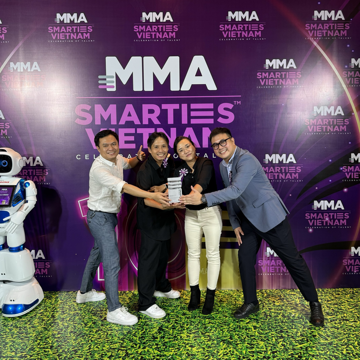 Tập thể TKLMEDIA và Vie Channel tại lễ trao giải Smarties Vietnam 2023