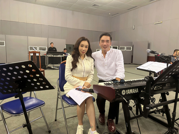Hồ Quỳnh Hương trình diễn trong concert Một mình bao la của nhạc sĩ thân thiết - Đỗ Bảo