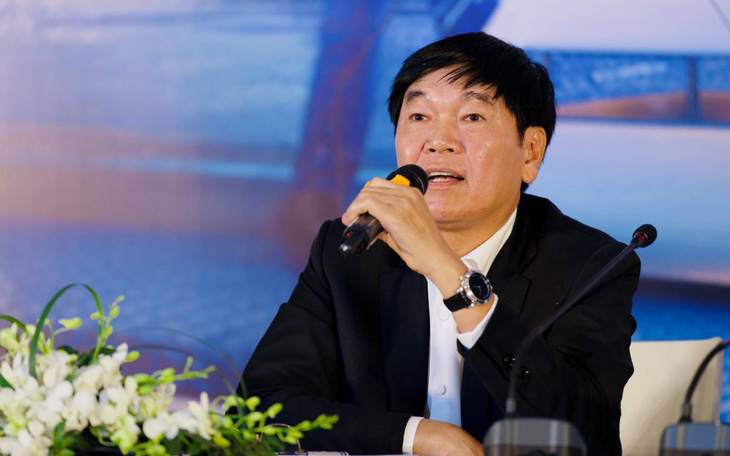 Tỉ phú Trần Đình Long và vợ muốn bán hơn 1.000 tỉ đồng cổ phiếu cho con trai