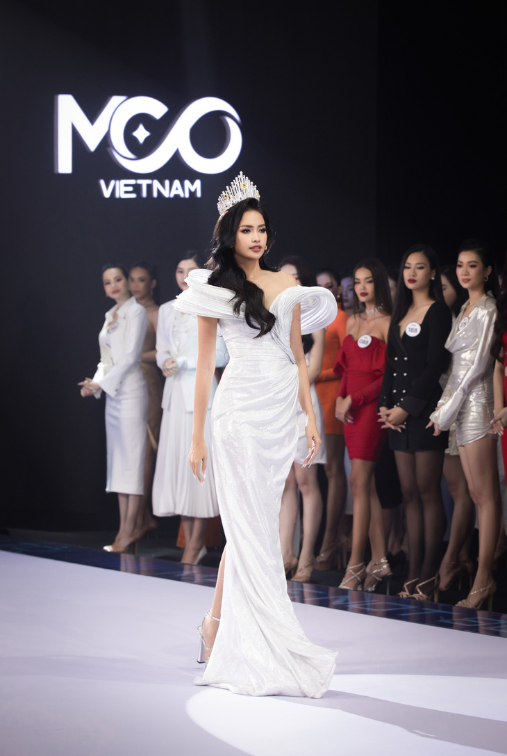 Đương kim Hoa hậu Hoàn vũ Việt Nam - Hoa hậu Ngọc Châu xuất hiện đầy phong cách trong trang phục lộng lẫy cùng chiếc vương miện. Cô đảm nhận vai trò Host - đồng hành cùng các thí sinh qua các phần thi