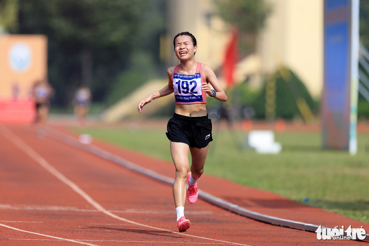 Cảm xúc vỡ òa của Lê Thị Tuyết (sinh năm 2004, Phú Yên) khi lần đầu giành huy chương vàng nội dung 10.000m nữ tại Giải điền kinh vô địch quốc gia