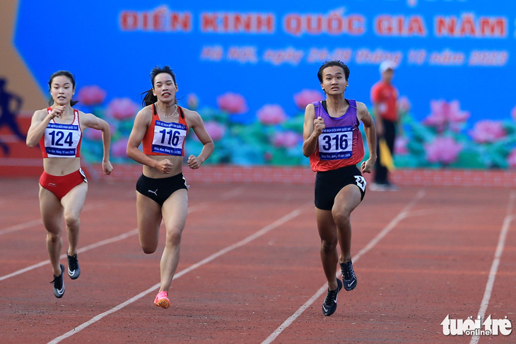 Dù phong độ không cao nhưng Trần Thị Nhi Yến (316) vẫn giành cú đúp huy chương vàng 100m và 200m nữ tại Giải điền kinh vô địch quốc gia 2023 - Ảnh: HOÀNG TÙNG