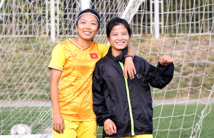 Huỳnh Như (trái) và Dương Thị Vân trên sân tập - Ảnh: VFF 