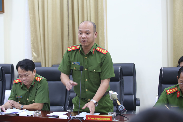 Trung tá Nguyễn Thành Hưng thông tin tại buổi họp báo - Ảnh: NGỌC KHẢI