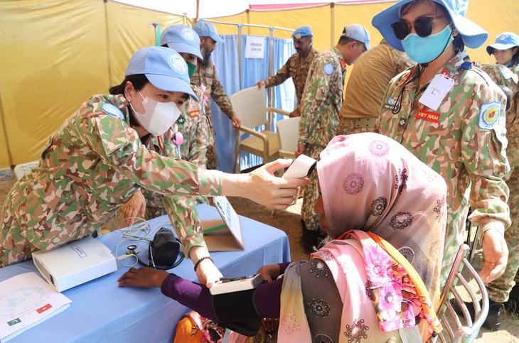 Đội Công binh Việt Nam khám bệnh cho người dân ở khu vực Goli, Abyei (châu Phi) - Ảnh: TRẦN THỊNH