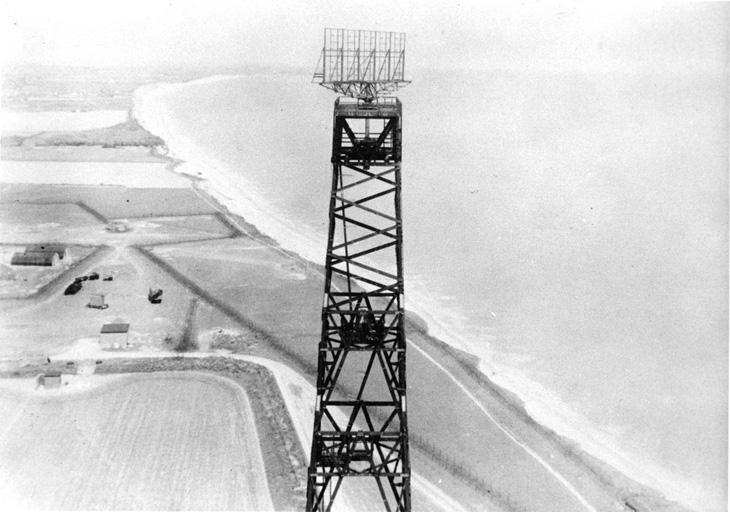 Tháp radar cảnh báo sớm trên bờ biển Hopton - Ảnh: Tư liệu quốc gia Anh 
