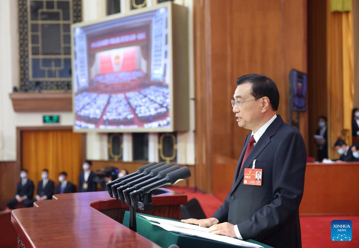 Thủ tướng Trung Quốc Lý Khắc Cường đọc báo cáo công tác của Chính phủ tại phiên khai mạc kỳ họp thứ nhất Đại hội đại biểu nhân dân toàn quốc (tức Quốc hội) Trung Quốc khóa 14 tại Đại lễ đường Nhân dân ở Bắc Kinh ngày 5-3-2023 - Ảnh: TÂN HOA XÃ