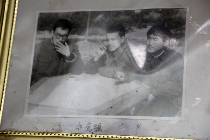 Ông Lý Khắc Cường (giữa) ở độ tuổi 20, ngồi giữa những người bạn ở vùng nông thôn của huyện Phượng Dương, tỉnh An Huy. Thời báo Hoàn Cầu cho biết bức ảnh này được chụp trong thời kỳ Cách mạng văn hóa (1966-1976) - Ảnh: IFENG