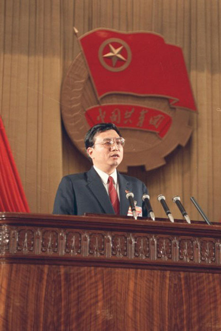 Ngày 3-5-1993, ông Lý Khắc Cường thay mặt Ban Chấp hành Trung ương Đoàn thanh niên cộng sản Trung Quốc khóa 12 báo cáo tại khai mạc Đại hội đại biểu toàn quốc lần thứ 13 của Đoàn thanh niên cộng sản Trung Quốc ở Đại lễ đường Nhân dân ở Bắc Kinh - Ảnh: TÂN HOA XÃ
