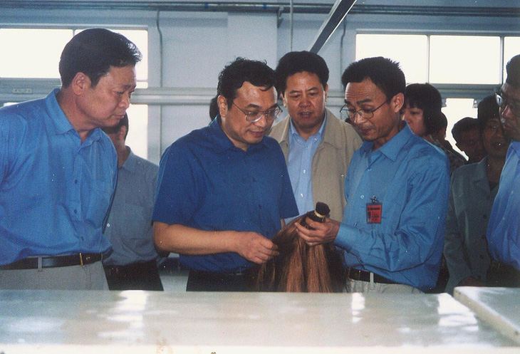 Tháng 9-2002, ông Lý Khắc Cường, lúc đó là bí thư Tỉnh ủy Hà Nam, đến thăm một công ty - Ảnh: IFENG