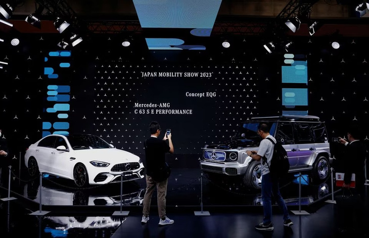 Image of the Mercedes-Benz booth at the Japan Mobility Show 2023.  According to Edmunds – a site specializing in US automobile data and reviews, it took an average of 82 days for Mercedes-Benz dealers to sell a battery-powered EQ model in September 2023, compared with 38 days for BMW, the luxury electric car segment in general. For 57 days - Photo: Reuters