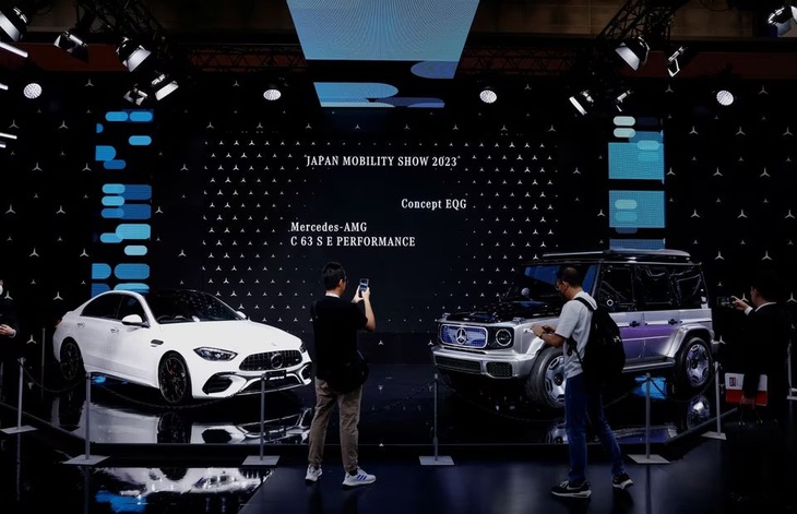 Hình ảnh gian hàng Mercedes-Benz tại Japan Mobility Show 2023. Theo Edmunds - trang chuyên về dữ liệu và đánh giá ô tô của Mỹ, các đại lý của Mercedes-Benz mất trung bình 82 ngày để bán các mẫu EQ chạy bằng pin trong tháng 9-2023, so với 38 ngày của BMW, 57 ngày của phân khúc xe điện hạng sang nói chung - Ảnh: Reuters