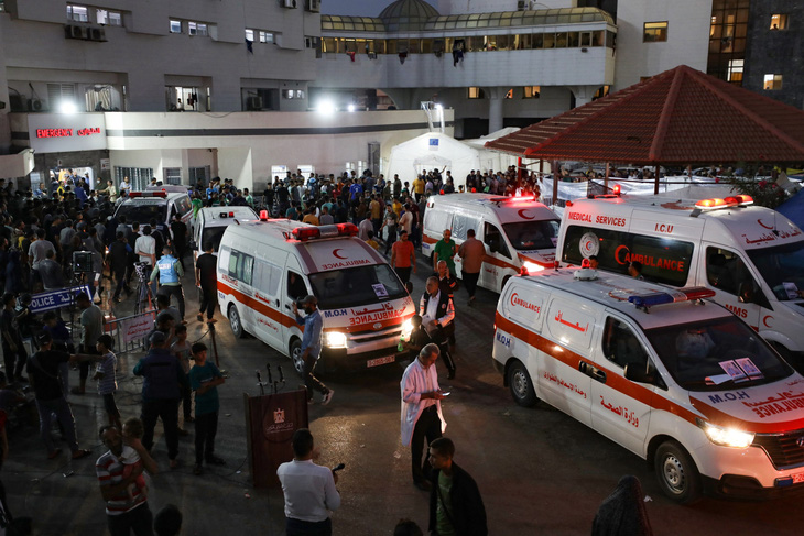 Xe cứu thương chở người dân Dải Gaza bị thương do không kích của Israel đến Bệnh viện Al Shifa hôm 15-10 - Ảnh: AFP