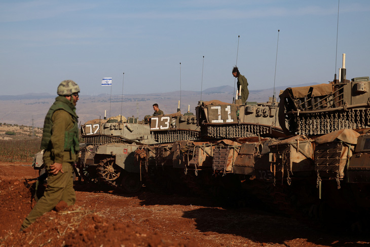 Quân đội Israel tập trận gần biên giới với Lebanon ngày 26-10 - Ảnh: REUTERS
