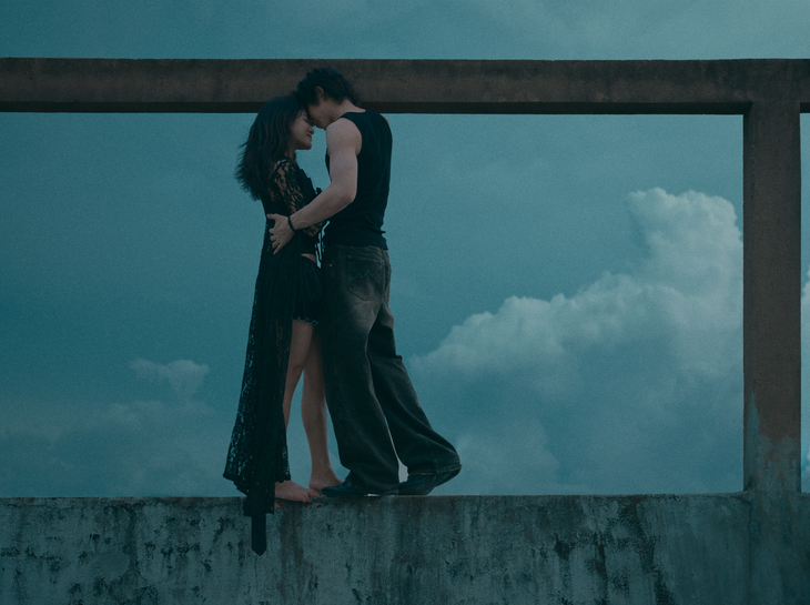 Hà Nhi “khóa môi” trai đẹp trong MV mới, “plot twist” cho đến tận phút cuối