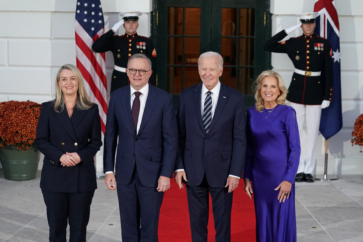Thủ tướng Úc Anthony Albanese (thứ hai từ trái sang) chụp ảnh với Tổng thống Mỹ Joe Biden khi đến Nhà Trắng ngày 25-10 - Ảnh: REUTERS