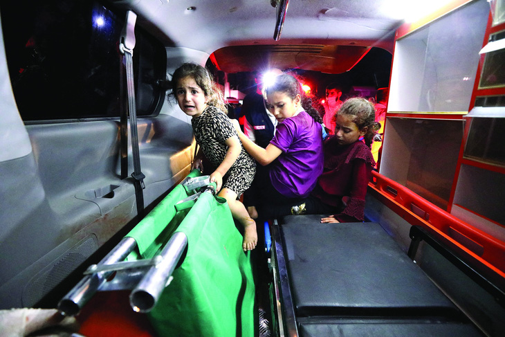 Trẻ em Palestine trên xe cứu thương, ngay sau vụ tấn công bệnh viện Al-Ahly ở Gaza ngày 17-10. Ảnh: Reuters